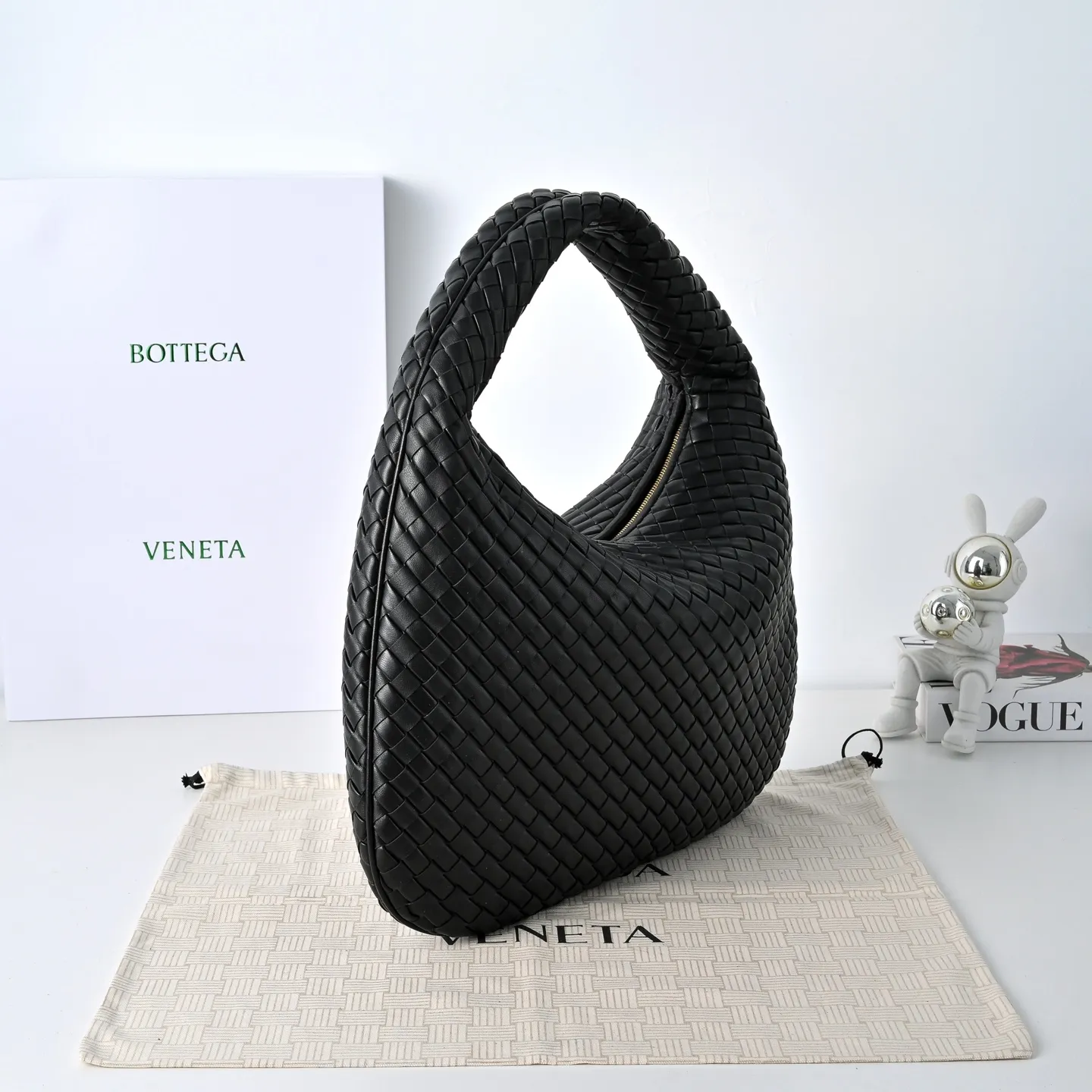 Batch 2120 #BV New Veneta handbag ✨ The "ceiling of texture" bag in the woven bag world, so high-end that you can't help but look at it~🥰Using Nappa lambskin lntrecciato quilted weaving process~The texture is particularly stunning, soft but not collapsed, tough but not hard🌟The bag body and handle are integrated and can be carried on the shoulder/hand. It has just the right sense of laziness and casualness🎈The capacity meets all the needs of commuting Just pull the zipper and pack up your own little world, feeling very at ease💚Veneta is a work that speaks for itself with texture🎀 Model: 6737 Size: 44x28x5